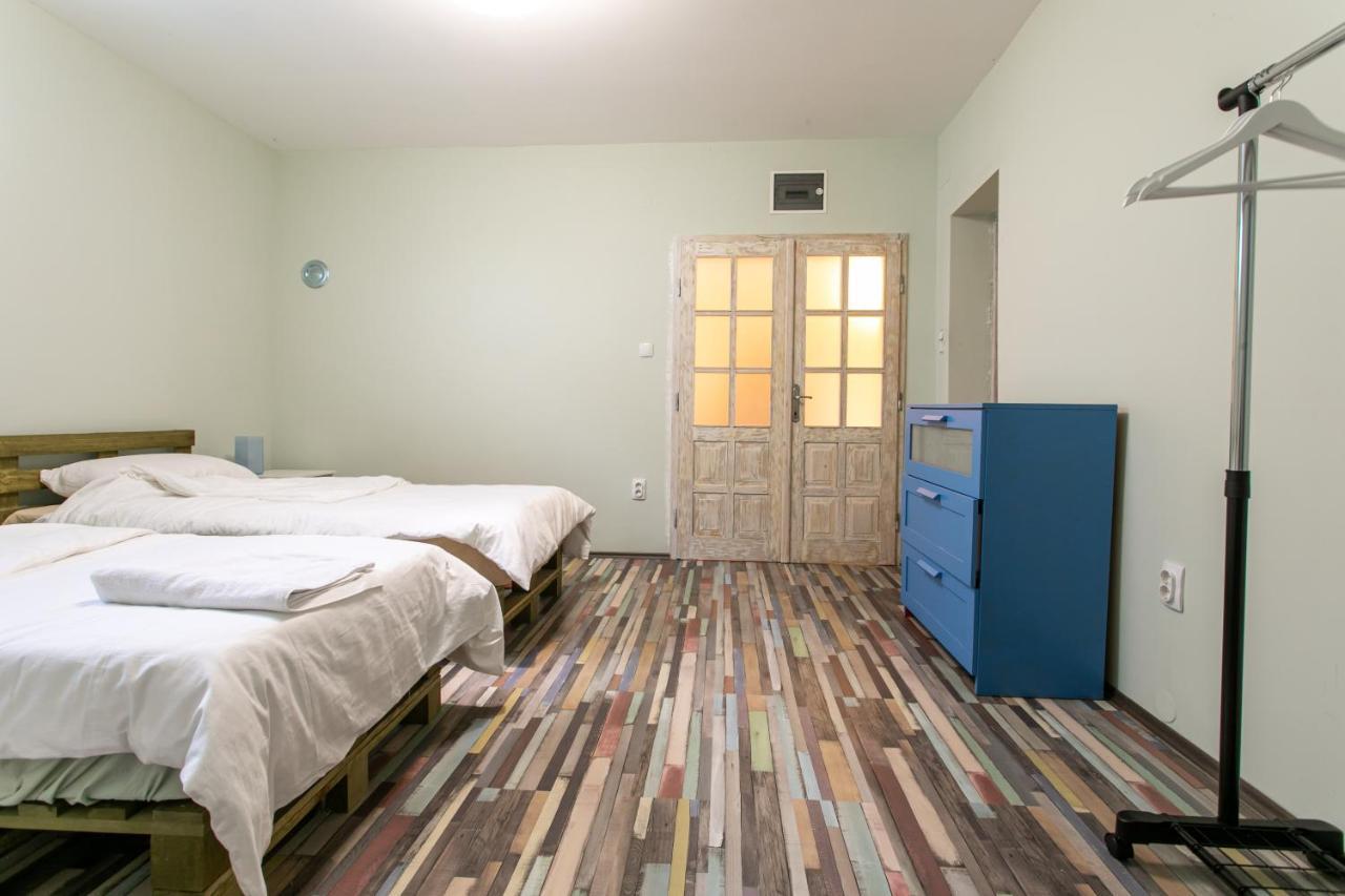 Seosko Domacinstvo Pustolov Apartamento Stari Banovci Exterior foto